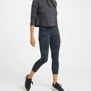 SPANX Look at Me Now Seamless Cropped Leggings Size Medium Black Grey Camo